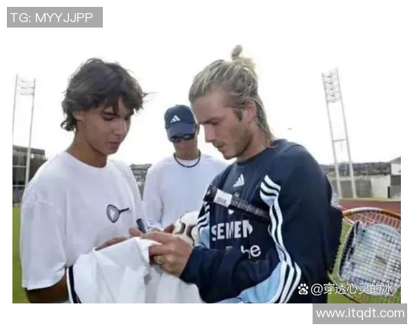 足球明星下大巴精彩瞬间视频回顾引发球迷热议与期待 足球明星下大巴精彩瞬间视频回顾引发球迷热议与期待